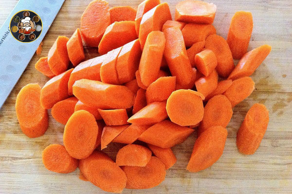 Cà rốt gọt vỏ, cắt thành khoanh tròn hoặc từng khúc nhỏ