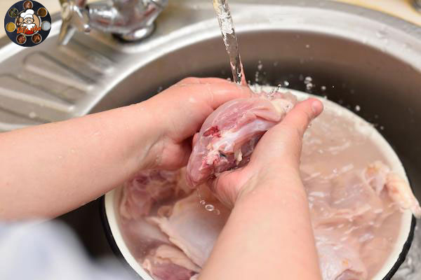 Rửa sạch thịt gà