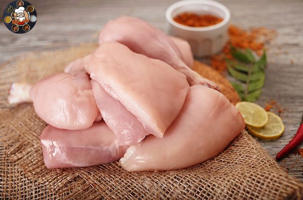 Lựa chọn thịt gà tươi ngon cho món gà hầm hạt sen thêm phần trọn vị