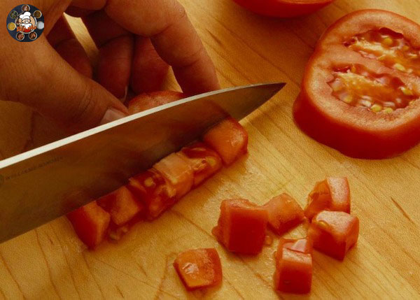 Cắt cà chua thành miếng nhỏ
