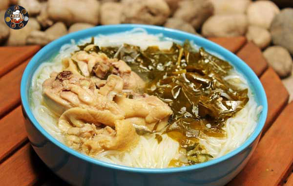 Nấu canh gà lá giang ăn với bún tươi hết sẩy