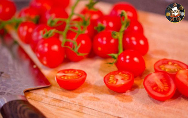 Sơ chế cà chua bi cắt đôi